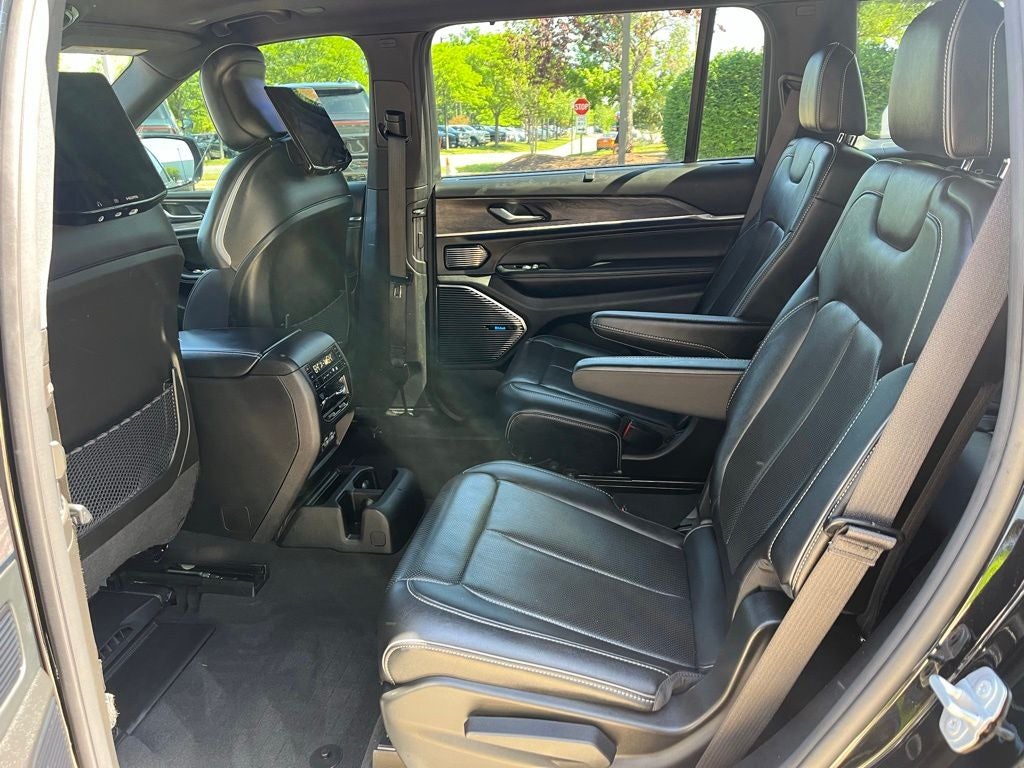 2023 Jeep Grand Cherokee L Overland 4WD | Pano Roof | BLIS | Entertain Pkg