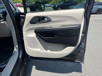 2022 Chrysler Pacifica Hybrid Touring L | 360 Cam | BLIS | Adaptive Cruise