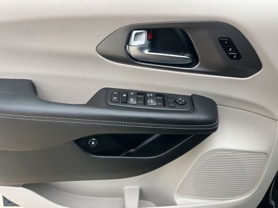 2023 Chrysler Pacifica Hybrid Touring L | Safety Pack | Adaptive Cruise | Remote Start |