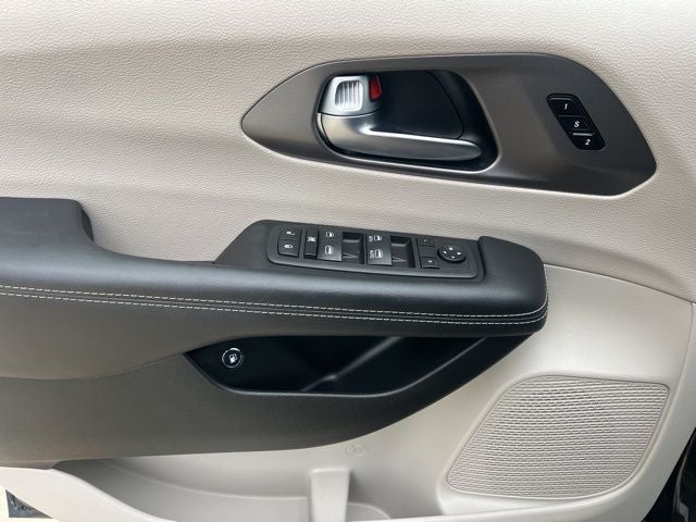 2023 Chrysler Pacifica Hybrid Touring L | Safety Pack | Adaptive Cruise | Remote Start |