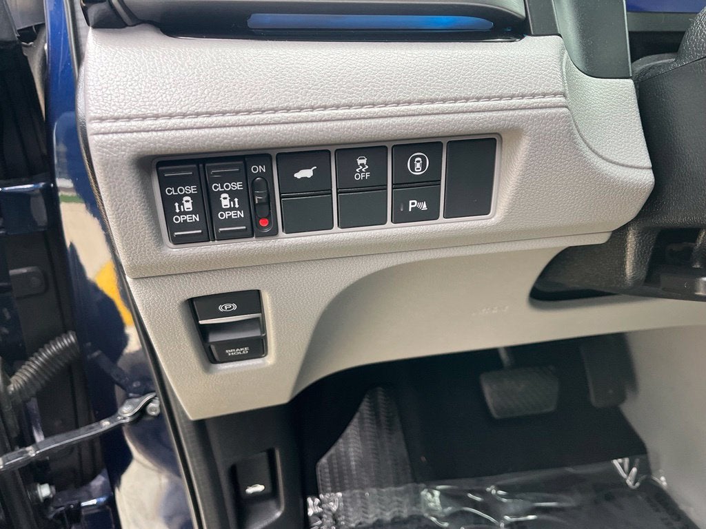 2021 Honda Odyssey Touring | Nav | Moonroof | BLIS | Heated Seats