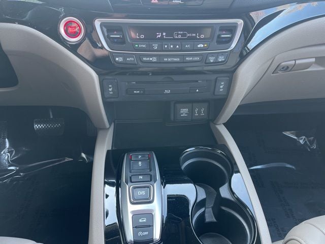 2016 Honda Pilot Touring AWD | Moonroof | Heated Seats | Power Lifgtgate