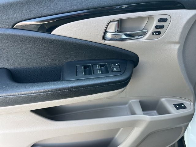 2016 Honda Pilot Touring AWD | Moonroof | Heated Seats | Power Lifgtgate