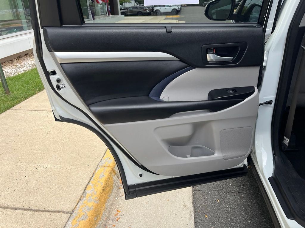 2018 Toyota Highlander XLE AWD | Nav | Sunroof | BLIS | Power Liftgate