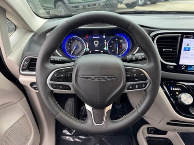 2024 Chrysler Pacifica Touring L | Apple CarPlay | Rear View Camera
