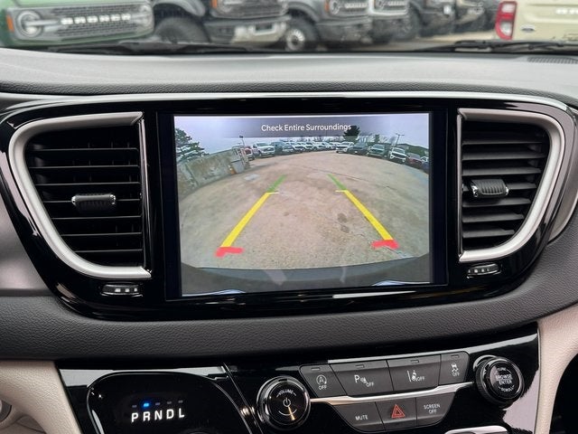 2024 Chrysler Pacifica Touring L | Apple CarPlay | Rear View Camera