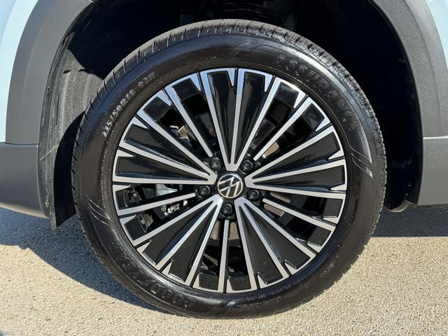 2025 Volkswagen Taos 1.5T SE | Pano Sunroof | Wireless CarPlay