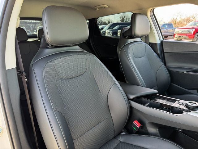 2025 Kia EV6 Light | Wireless CarPlay | Heated Seats | Navigation | A