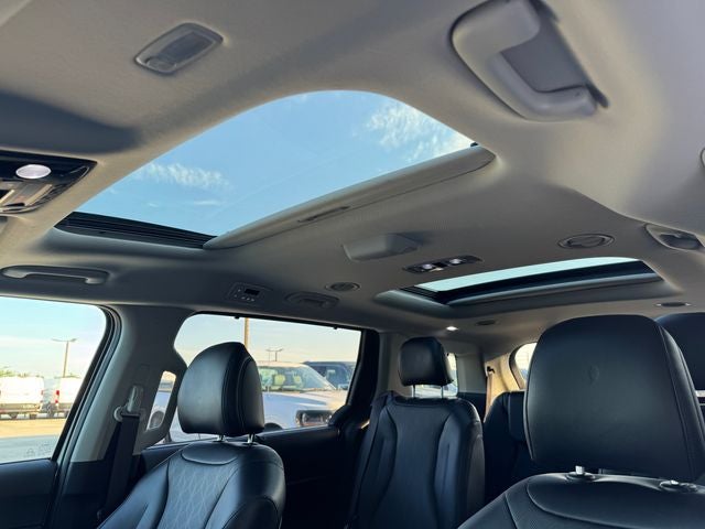 2025 Kia Carnival Hybrid SX | Pano Moonroof | Dark Edition Pkg |