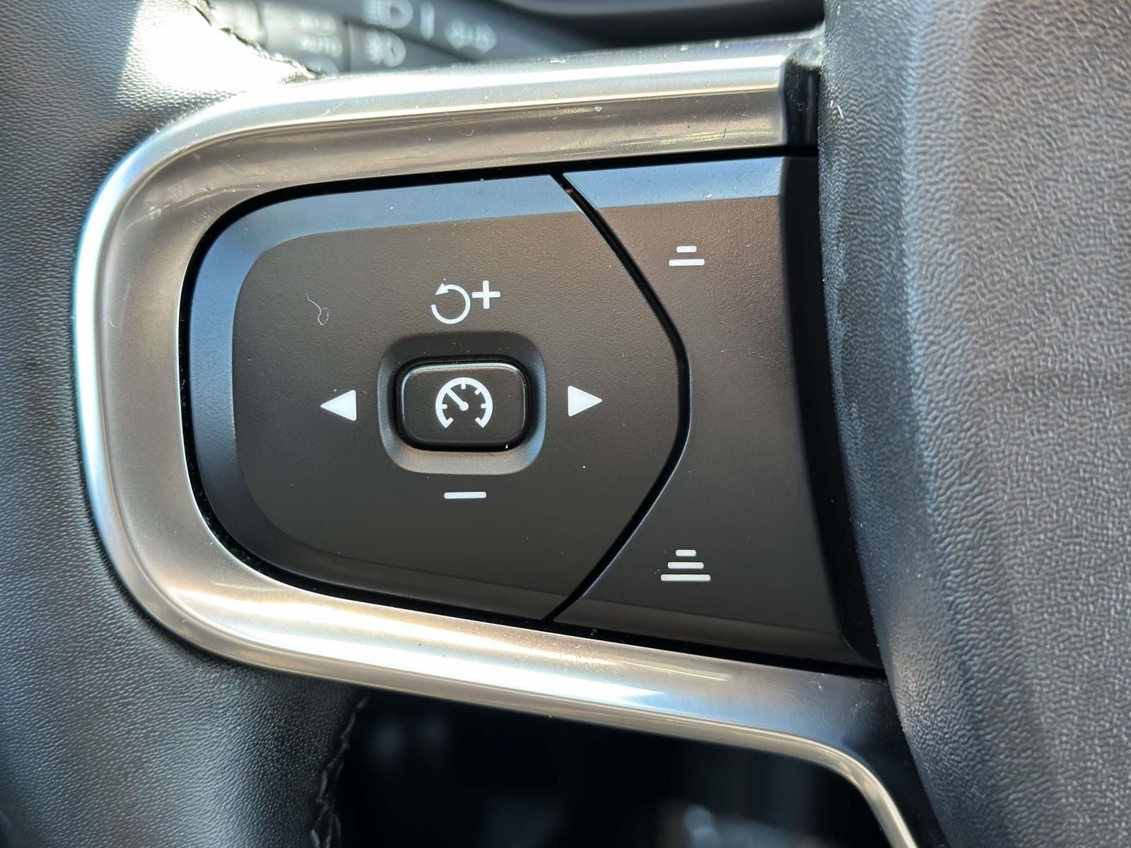 2023 Volvo XC40 B5 Plus Dark Theme