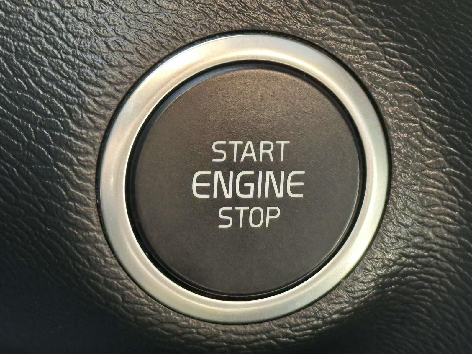 2023 Volvo XC40 B5 Plus Dark Theme