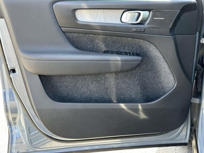 2023 Volvo XC40 B5 Plus Dark Theme