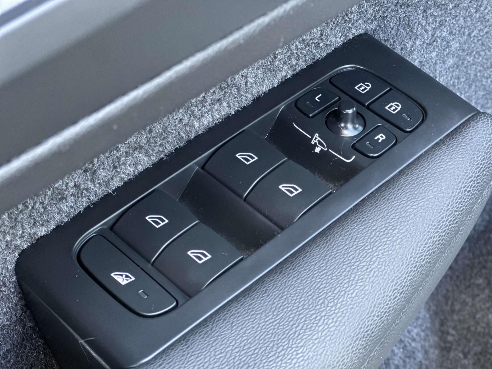 2023 Volvo XC40 B5 Plus Dark Theme