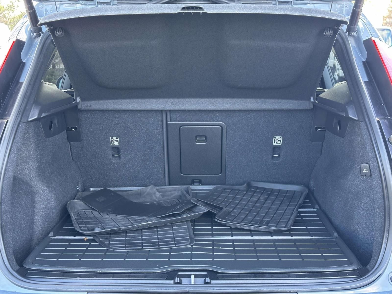 2023 Volvo XC40 B5 Plus Dark Theme