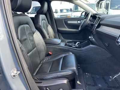 2023 Volvo XC40 B5 Plus Dark Theme