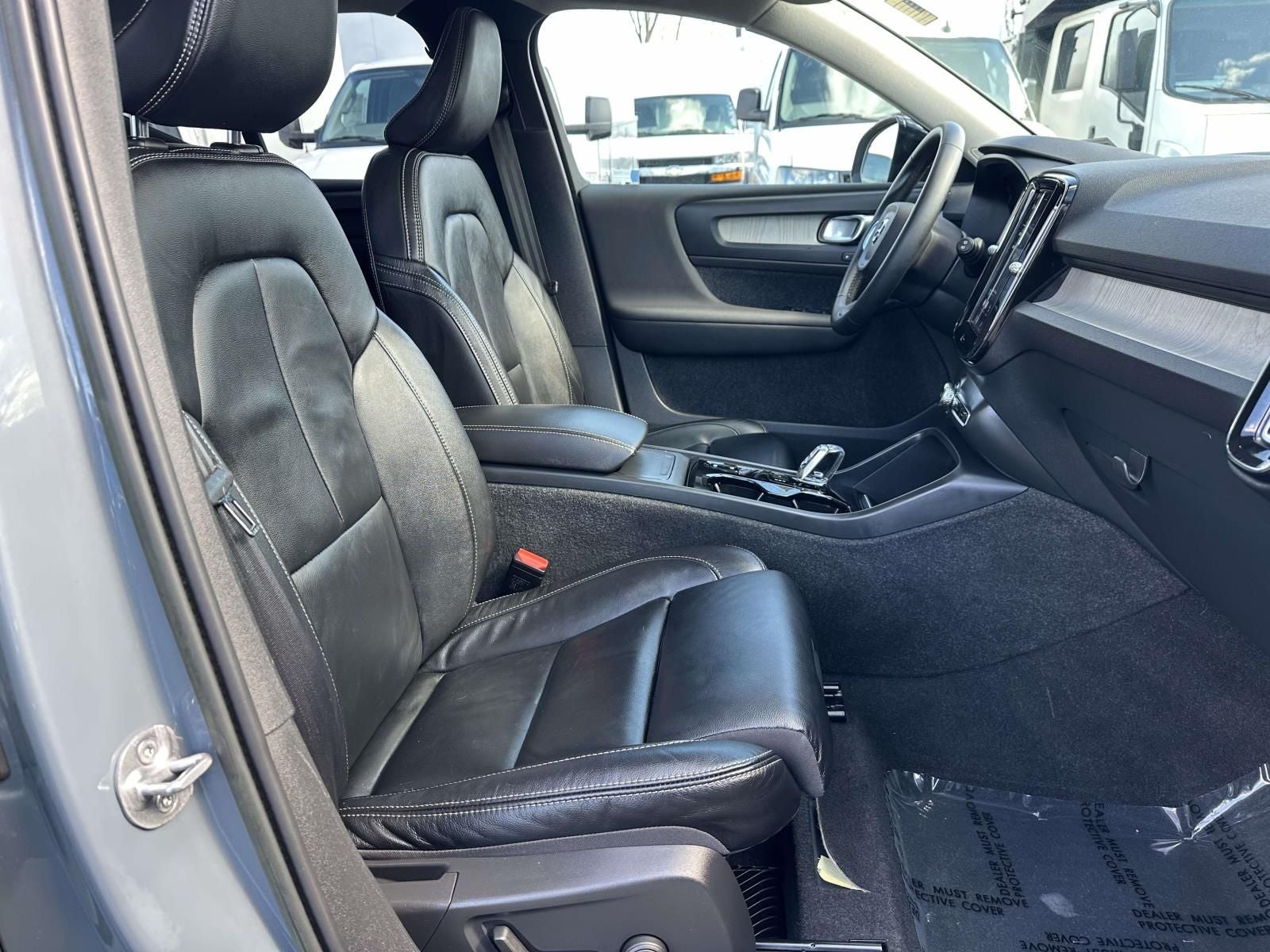 2023 Volvo XC40 B5 Plus Dark Theme