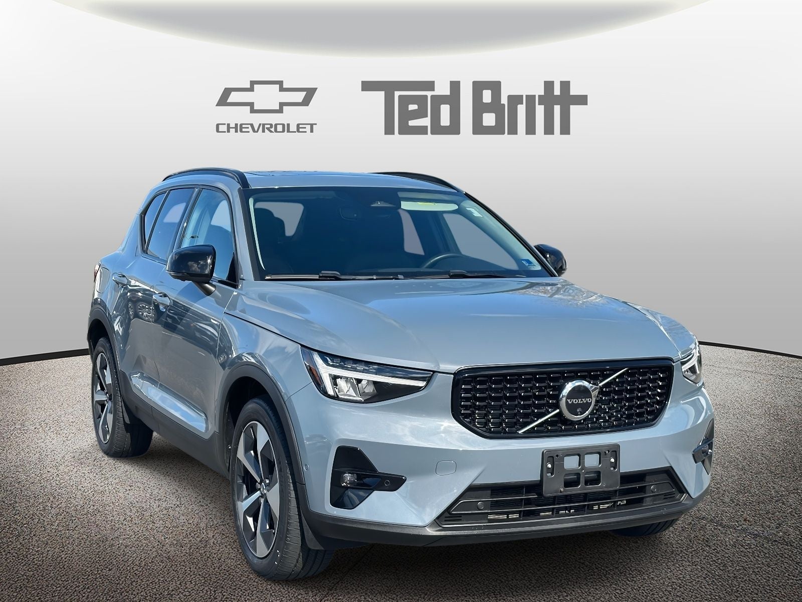 2023 Volvo XC40 B5 Plus Dark Theme